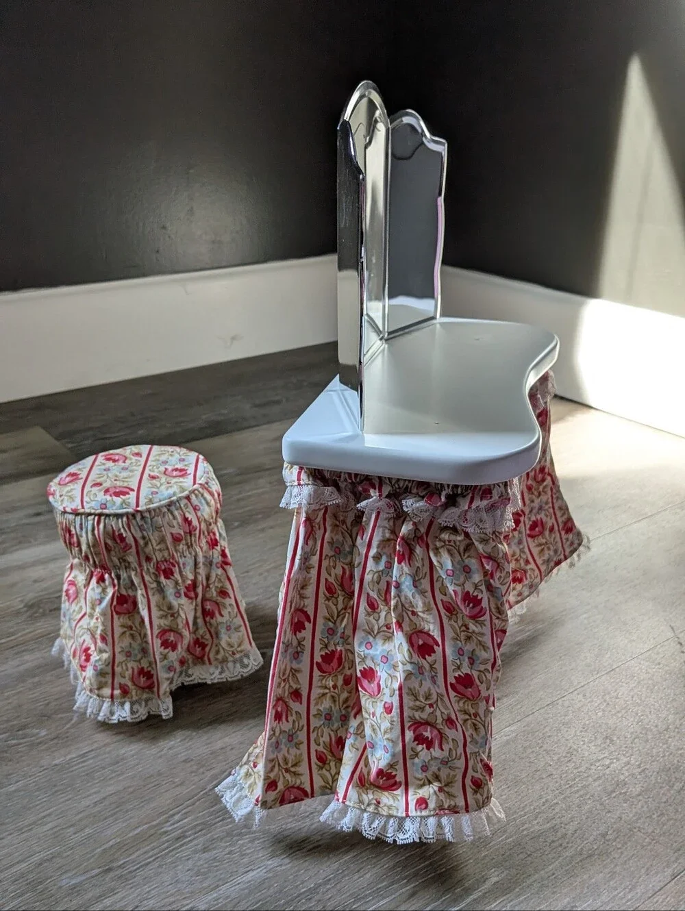 American Girl Molly's Vanity Table Pink and Cream Floral Vanity Set with Mirror - Picture 4 of 14
